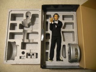 Sideshow Premium Format 1/4 Scale Statue Pierce Brosnan As James Bond 007
