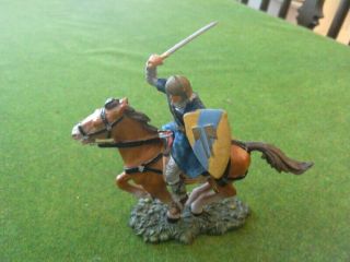 Elastolin 70mm Scale? Painted Hard Plastic Medieval Knight W/sword & Shield 2