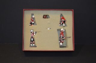 Hm Of Great Britain Black Watch Toy Soldier Set,  Wounded Soldiers And Medic