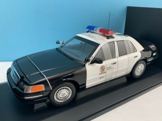 1:18 Autoart Police Division Ford Crown Victoria Lapd Police Cruiser 72701