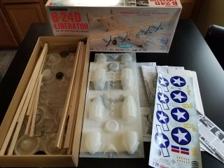Guillows 1:28 Consolidated B - 24d Liberator Balsa Model Airplane Kit