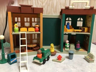 Fisher Price 938 Play Family Sesame Street House Complete W/o Chalk & Eraser
