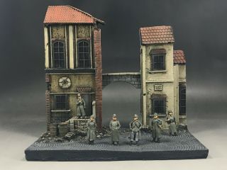 1/72 Built & Painted Black Dog Street W/overpass Alley Entrance Diorama Base