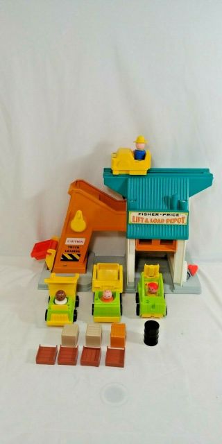 Vintage Fisher Price Little People Lift And Load Depot 942 - - 1976