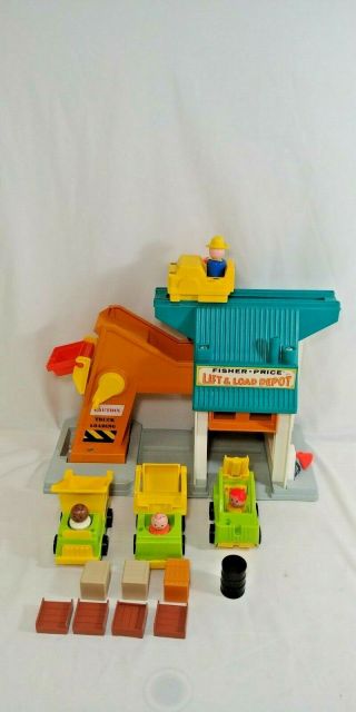 Vintage Fisher Price Little People Lift and Load Depot 942 - - 1976 2