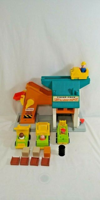 Vintage Fisher Price Little People Lift and Load Depot 942 - - 1976 3