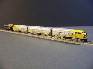 Marklin Z 88190,  Santa Fe“Yellow Bonnet”,  EMD F7 - A/B/A 3 - Diesels,  Caboose,  5 - Pole 2