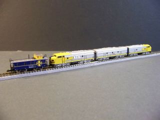 Marklin Z 88190,  Santa Fe“Yellow Bonnet”,  EMD F7 - A/B/A 3 - Diesels,  Caboose,  5 - Pole 3
