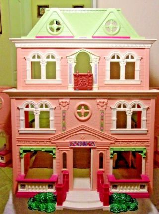 A 2006 Victorian Style Fisher Price Loving Family Vintage Foldable Doll House