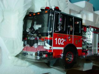 CODE 3 CHICAGO FIRE ENGINE 102 - 1:32 Scale - DIAMOND PLATE SERIES 2