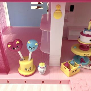 Shopkins Happy Places Mansion,  Cozy Bear Bedroom,  Party Time Kitty Chandelia 4