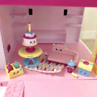 Shopkins Happy Places Mansion,  Cozy Bear Bedroom,  Party Time Kitty Chandelia 5