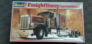 Revell 1/24 Freightliner Conventional