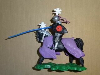 BRITAINS SWOPPET KNIGHT 1451,  MOUNTED CHARGING WITH LANCE,  UK,  Toy Soldiers 4