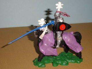 BRITAINS SWOPPET KNIGHT 1451,  MOUNTED CHARGING WITH LANCE,  UK,  Toy Soldiers 6