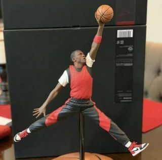 (1/6) Michael Jordan Sculpture Real Color 1/1500 In The World