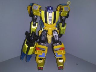 Takara Transformers Generations Gold Bumblebee Tg - 26 Autobot Goldbug