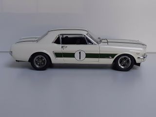 1:18 Classic Carlectables 1965 Ford Mustang 1 Geoghegan Castrol Livery SG 4