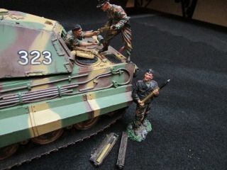 Collectors Showcase Cs00458 German King Tiger Tank Re - Loader Set (3 Figures) 1/30
