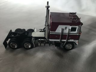 DCP 1:64 Kenworth K100 flattop maroon and white with black frame 3