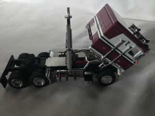DCP 1:64 Kenworth K100 flattop maroon and white with black frame 4