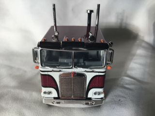 DCP 1:64 Kenworth K100 flattop maroon and white with black frame 5