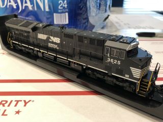 Ho Scale Norfolk Southern ET44AC With DCC and Sound 2