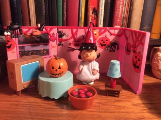 Memory Lane Peanuts Lucy At The Halloween Party Playset Snoopy Great Pumpkin