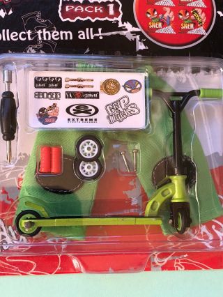 Finger Scooter In Plastic " Greenpants  " Green Scooter