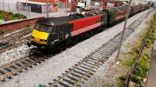 Hornby Virgin Class 90 Dcc Fitted And Rake Of 4 Mk3 Virgin Coaches Plus Dvt