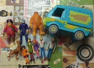 Scooby Doo Figures & Monsters W/ Mystery Machine Look 