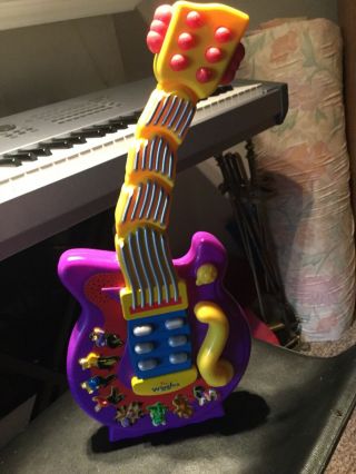 Wiggles Guitar 2004 Collectible Wiggly Giggly Singing Dancing Guitar,  Spin Master