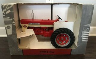 1/8 Joseph L Ertl - Scale Models - Case Ih Farmall 560 Toy Tractor