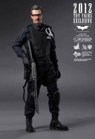 Hot Toys (MMS182) – Lt.  Jim Gordon (S.  W.  A.  T.  Version) 1/6 Figure Batman TDK 2