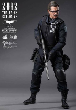 Hot Toys (MMS182) – Lt.  Jim Gordon (S.  W.  A.  T.  Version) 1/6 Figure Batman TDK 3