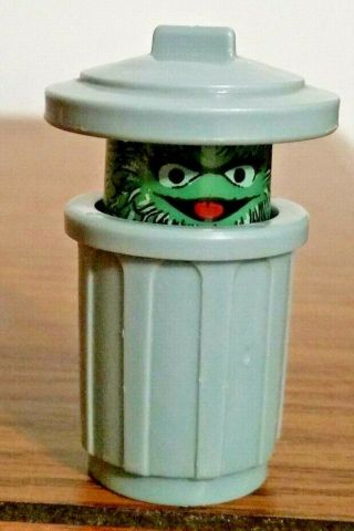 VINTAGE FISHER PRICE SESAME STREET LITTLE PEOPLE Oscar the Grouch in trash can 3