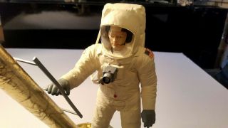 Pro - Built Apollo 11 Astronaut Neil Armstrong First Man On The Moon Revell Model