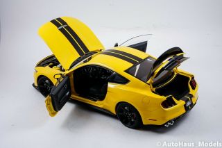 1/18 AUTOART FORD MUSTANG SHELBY GT - 350R TRIPLE YELLOW 4
