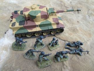 Roco Minitank Painted Ww2 German Tiger Tank And Infantry In Ho 1/87 Scale