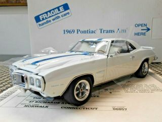 Danbury 1:24 1969 Pontiac Trans Am Cameo White Coupe W/ Blue Stripes