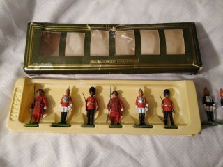 Britains 1973 Queens Guards Metal Models Made In England Harrod 
