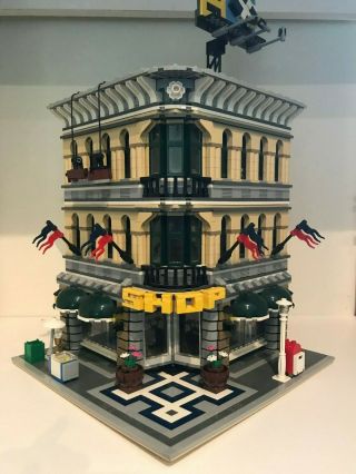 Lego Creator Grand Emporium (10211) 100 Complete All Minifigures