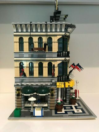LEGO Creator Grand Emporium (10211) 100 COMPLETE All minifigures 2