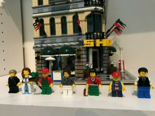 LEGO Creator Grand Emporium (10211) 100 COMPLETE All minifigures 4