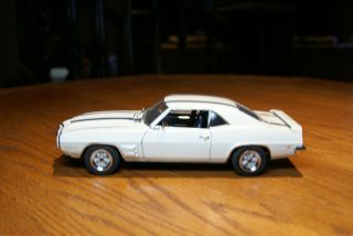 Danbury 1:24 1969 Pontiac Trans Am White Coupe
