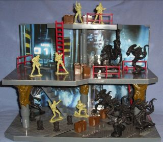 Thk Aliens Treehouse Playset With Figures.