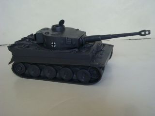 Classic Toy Soldiers / Cts / Ww Ii German Tiger Tank / Dark Gray With Iron Cross