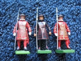 Britains - 3 Beefeater Soldiers - 1986 - 1990 - Metal - 2 3/4 " Tall