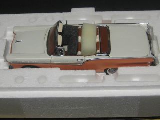 Franklin Limited Edition 1/24 1957 Ford Fairlane Skyliner Coral And White