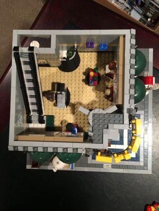 LEGO Creator Grand Emporium (10211) 2